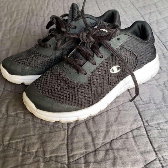 Champion- EUC kids black sneakers - Picture 2 of 5